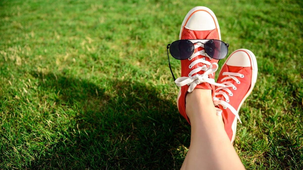 På lätta fötter ut i sommaren