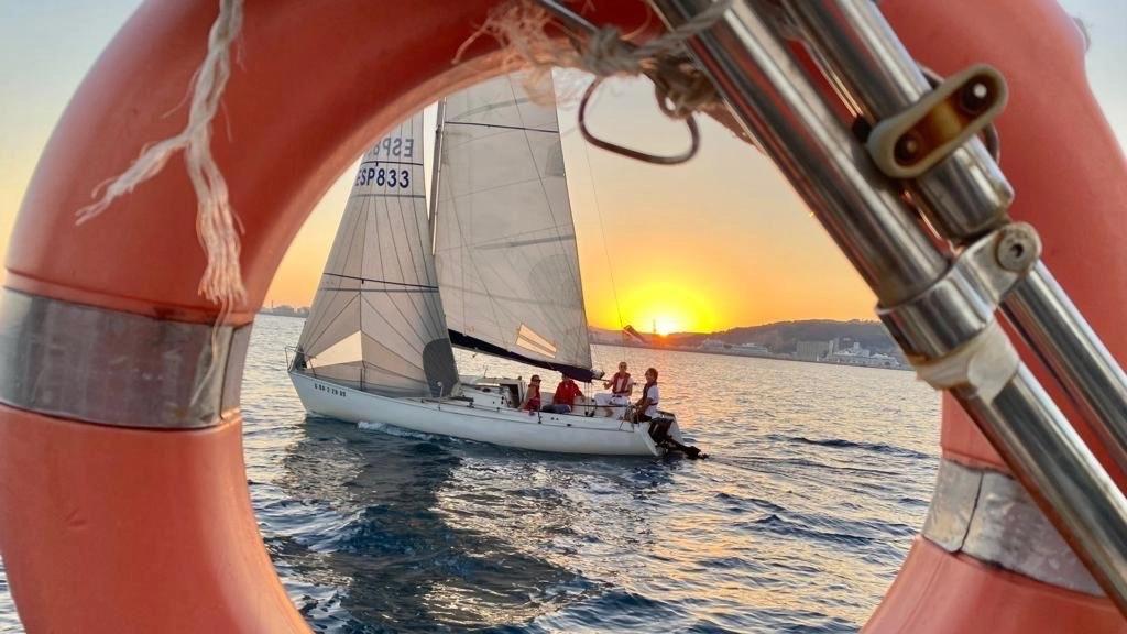 Navegar al atardecer 🌅 | Clases de vela en grupo reducido⛵