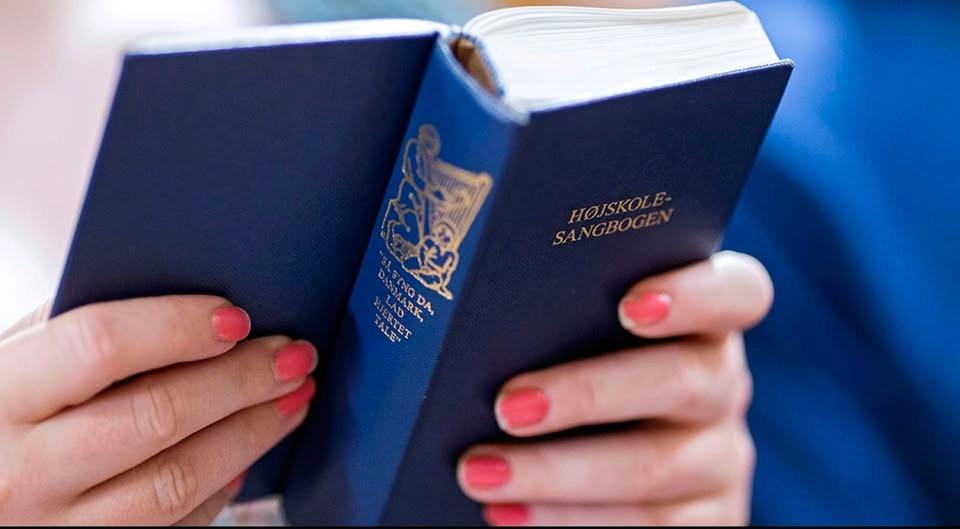 🎶 Højskolesang i Sankt Hans – syng med!