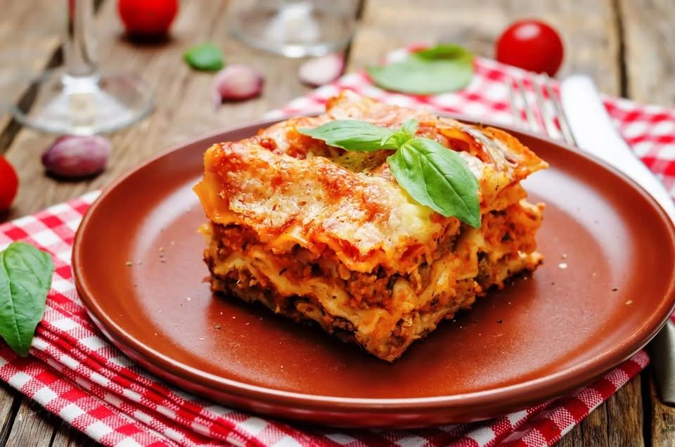 Antipasto di salumi , Lasagne al forno ,spiedo , contorni