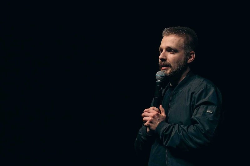 Stand-up Bez Coruny