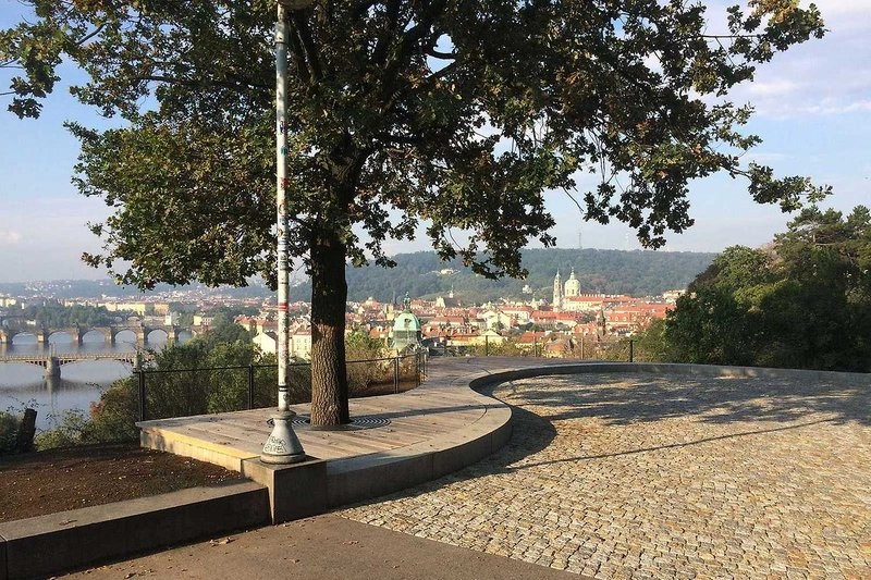 Letná, její parky a prázdné domy