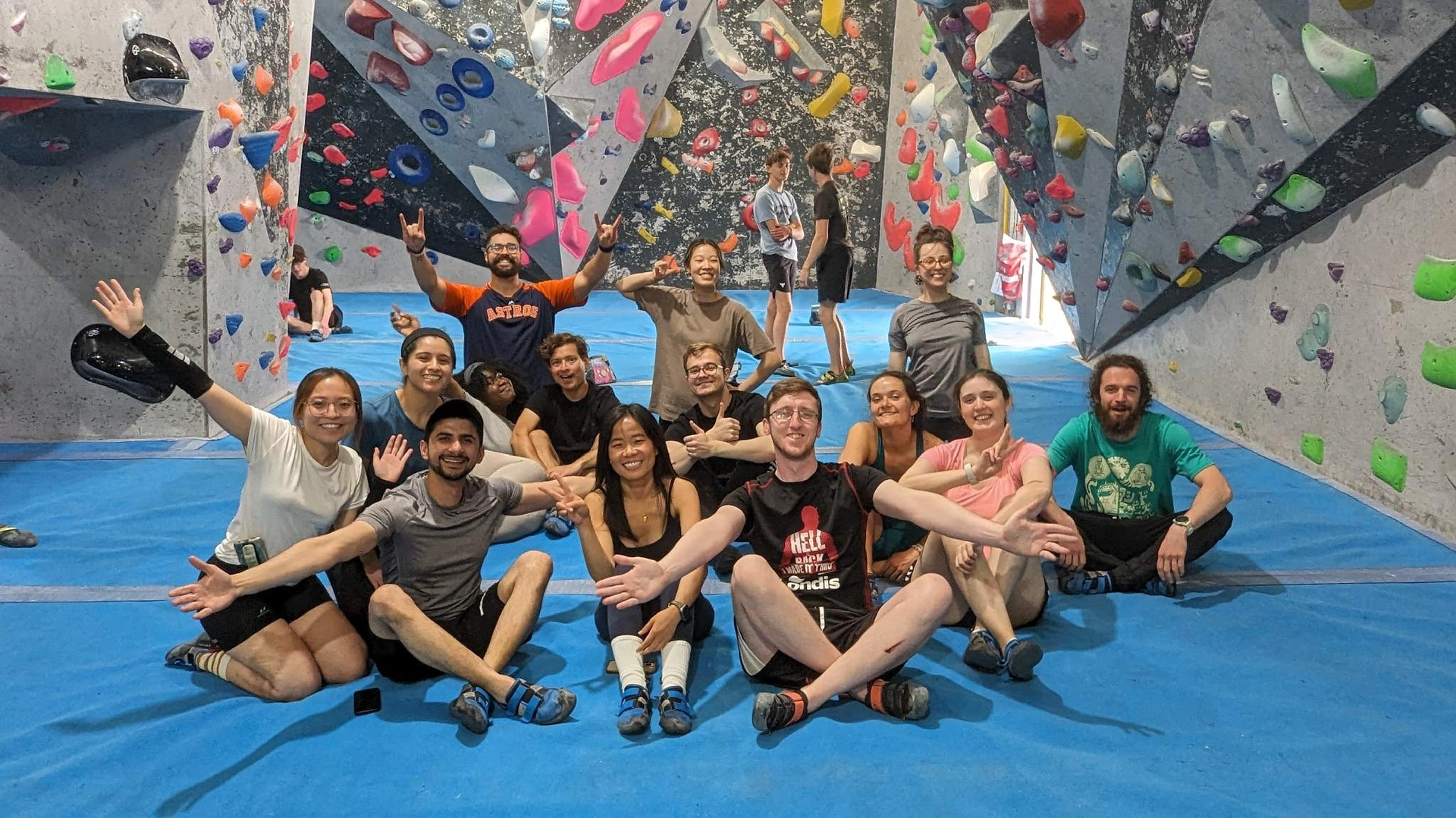 🧗♀️ Climb & Connect: Bouldering Adventure at Bloc Climbing Gym! 🧗♂️