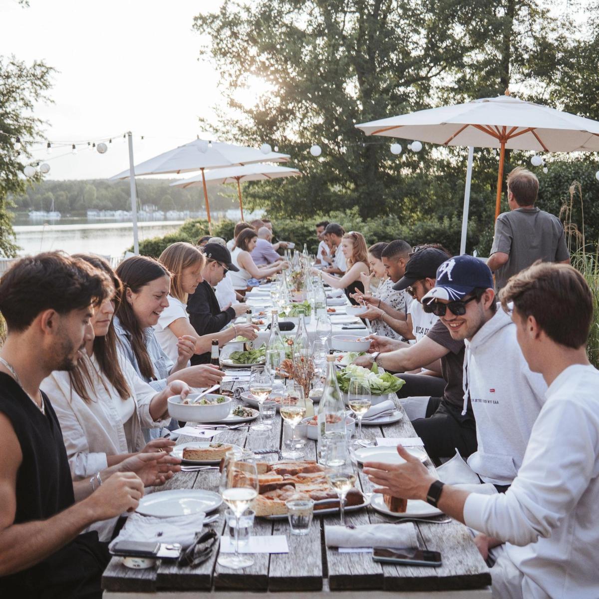Open fire community dinner by Jonathan Kartenberg