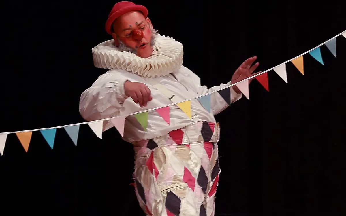 Nalle Clown ger Fjärilar
