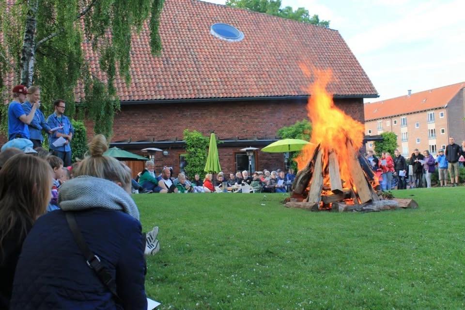 Sankt Hans: Madboder, bål og båltale ved den nye biskop