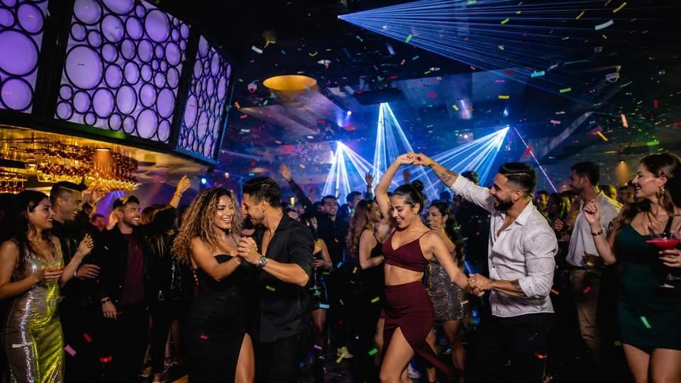 Gloria's Nightlife - ¡La Fiesta Latina Comienza Aquí!