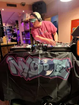 Nyboe vinylset pĂ„ People Like Us Beer Bar - GRATIS ENTRĂ