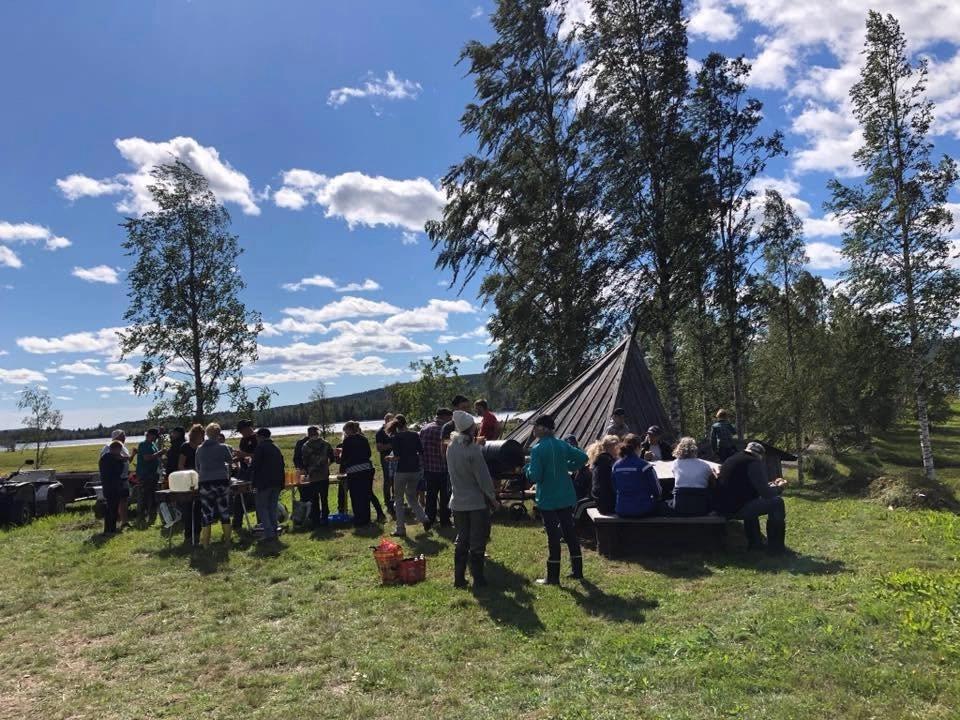 Fira midsommarafton med oss!