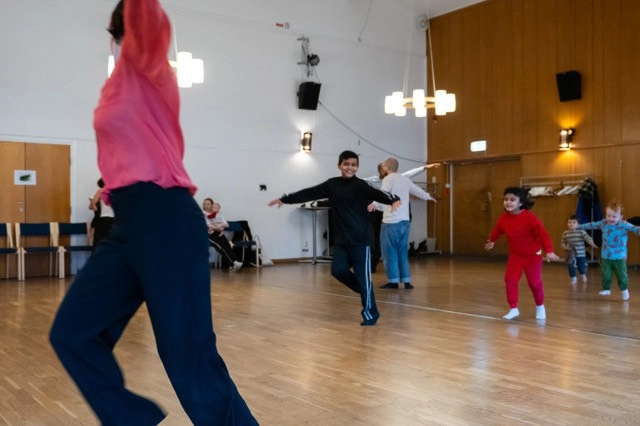 Lärande genom dans: ett workshop-symposium om rörelse i och som utbildning