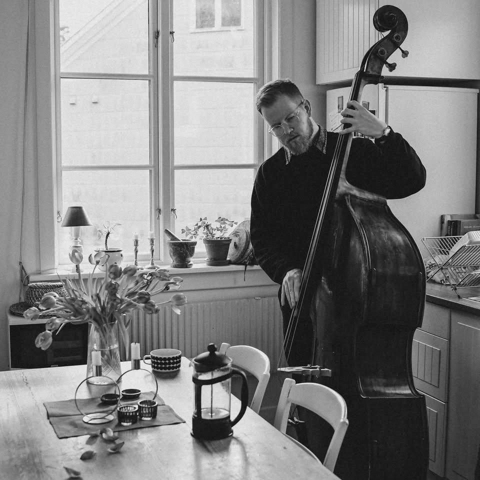 Den Hårt Arbetande Basisten - Releasekonsert - Pianomusik för Basister