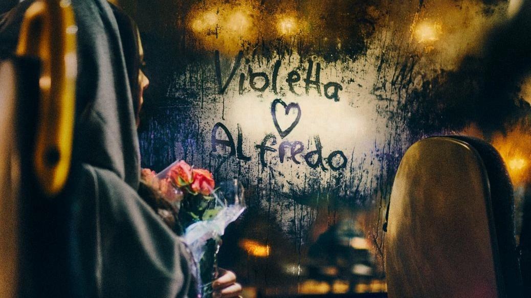 Violetta tar bussen