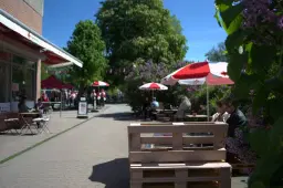 VÅRMARKNAD HOS RÖDA KORSETS SECONDHANDBUTIK I MALMÖ