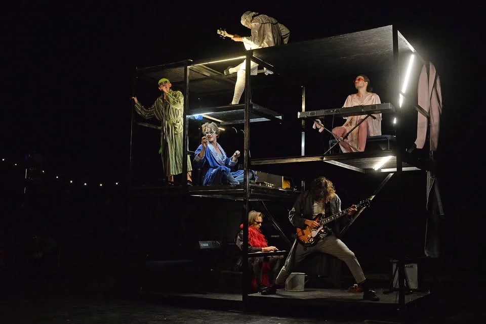 Cseh Tamás - Bereményi Géza: Frontátvonulás - A Sicc Production előadása || Összművészeti felhívás