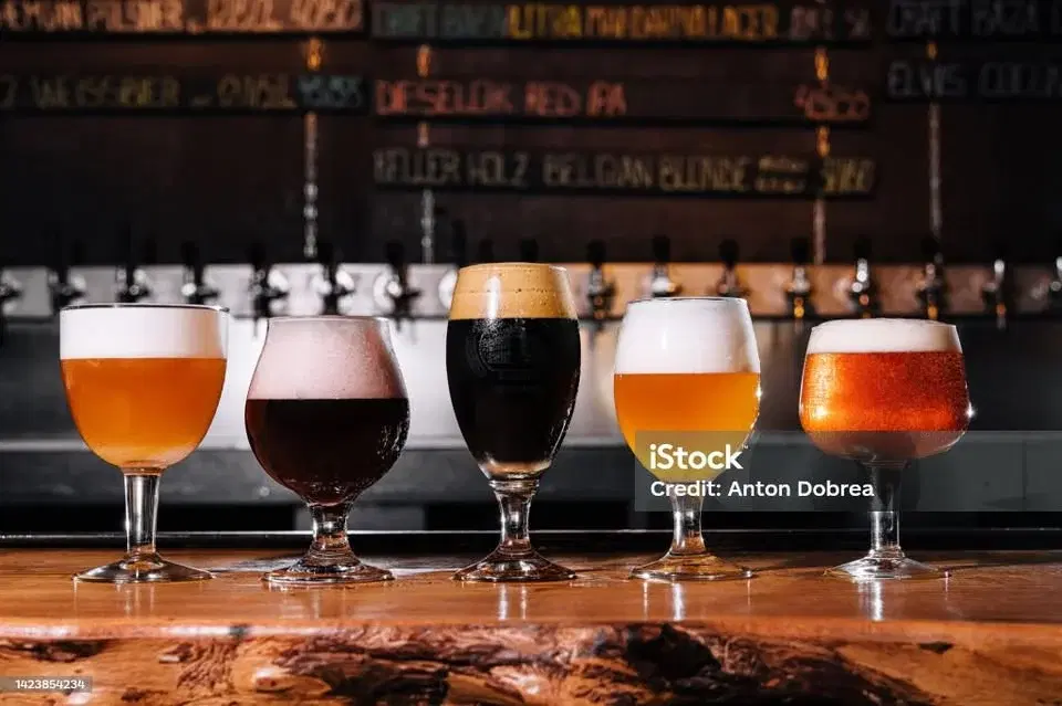 Stockholmspromenad/ölrunda för gubbar (promenad för gubbar med intag av öl)