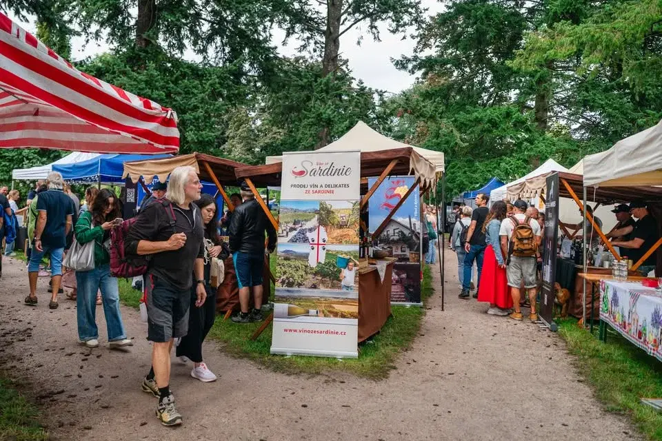 Hradecké nábřeží vína