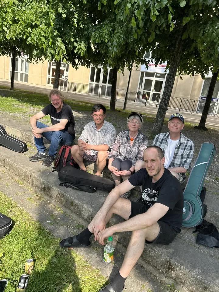 🎵 Happy Sunday Old Time Jam i Fatbursparken – Utomhusmusik & Gemenskap 🌳🎶