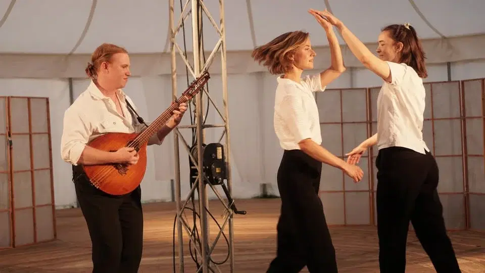 Danskurs i improvisation och samspel med Agnes & Klara | Folkmusikkaféet