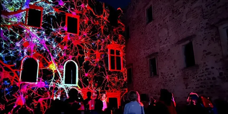 HELL YES / HRAD HELFŠTÝN