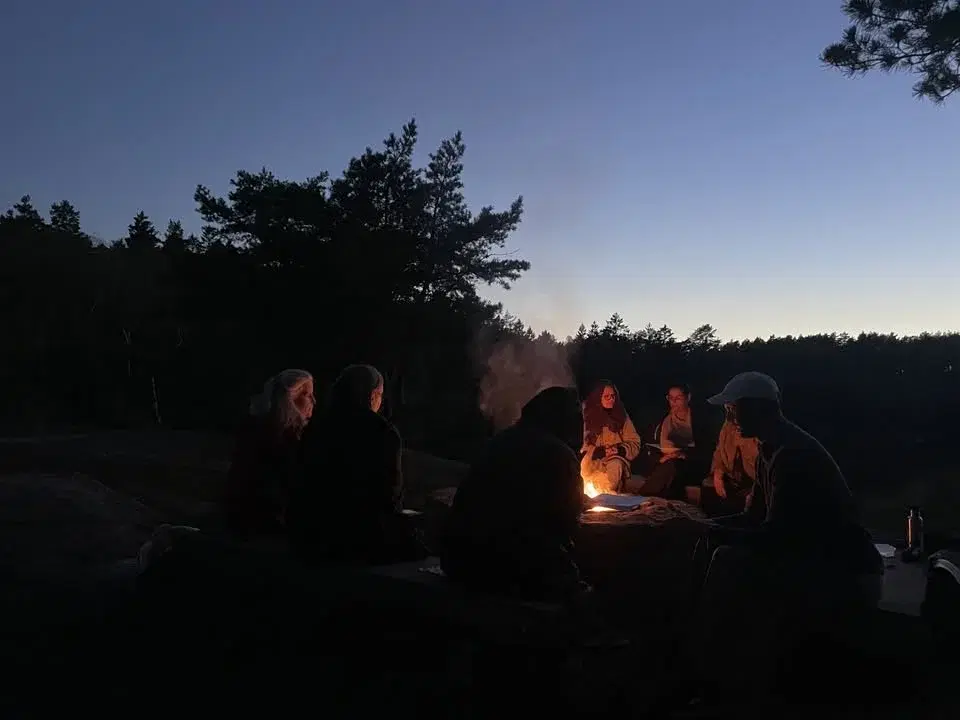 RUNT ELDEN đ„ Samtal om inre omstĂ€llning och existensen (Bergsjöbadet, Göteborg)