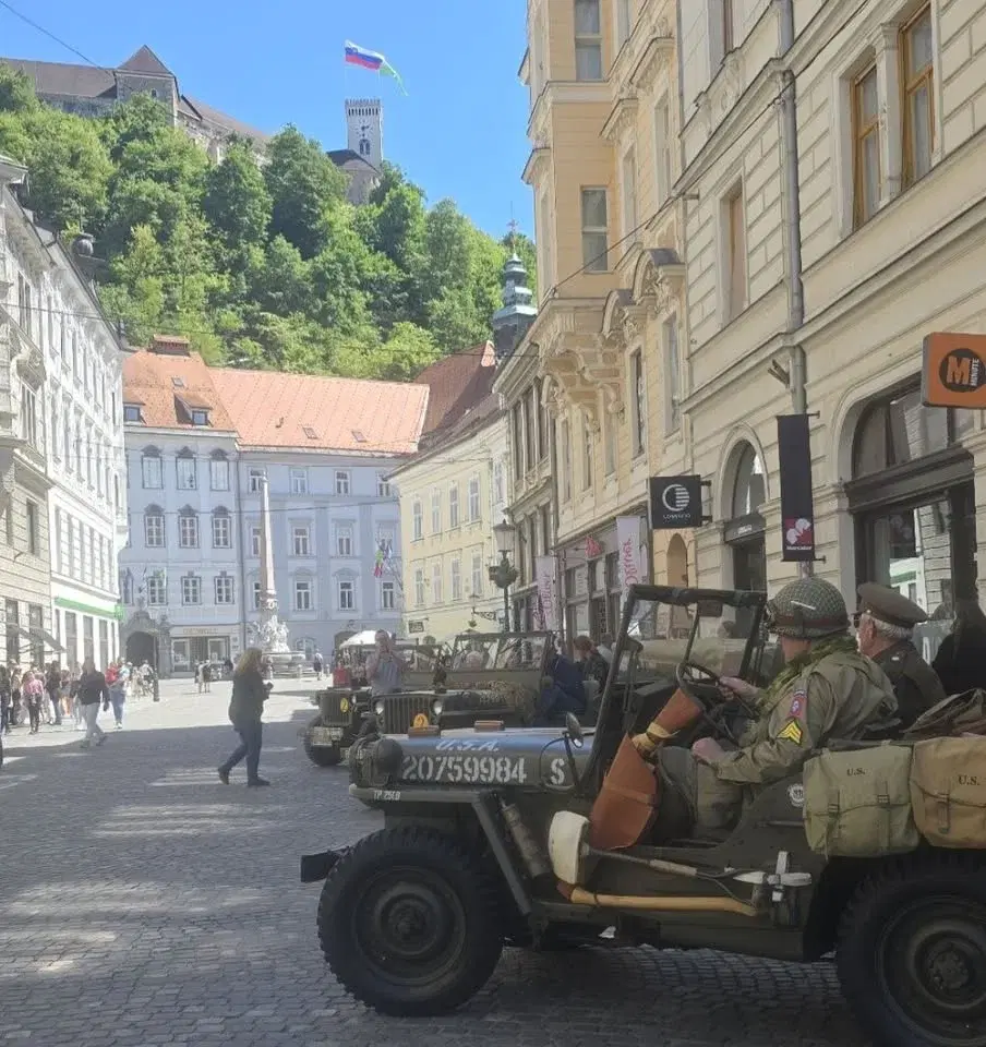 Razstava starodobnih vojaških vozil v stari Ljubljani