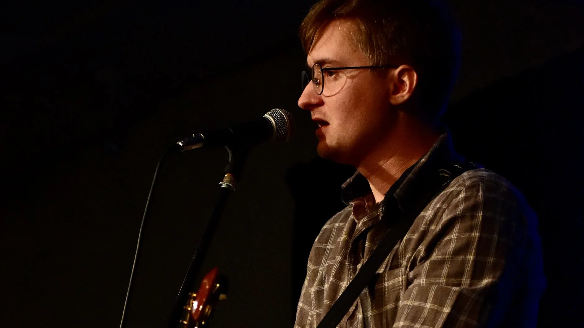 Simon Ahlström tolkar Wiehe och Afzelius