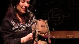 La niña de las trenzas al revés