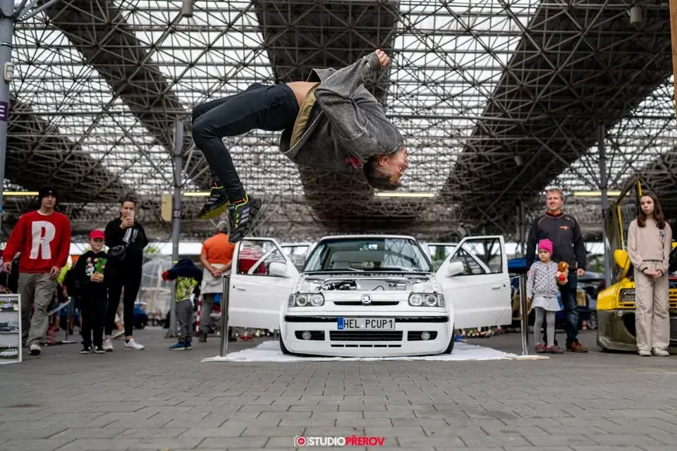 Výstava sportovních a upravených aut-