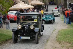 ZE ZÁMKU NA HRAD/HELFŠTÝN