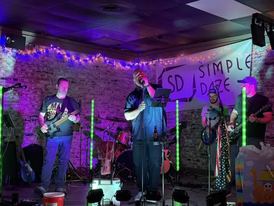 Simple Daze @ Frosty's