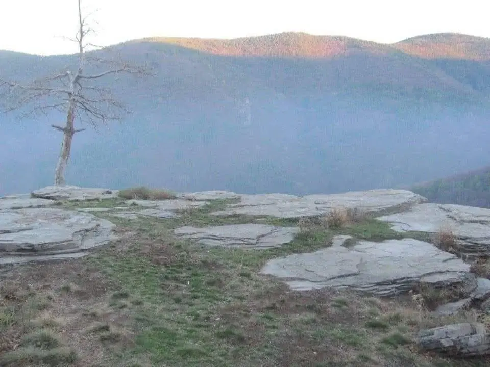 Равнища и Храбрино - скали на ръба на свободата