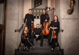 Filharmoniker i närbild – Elegans och en avig vals