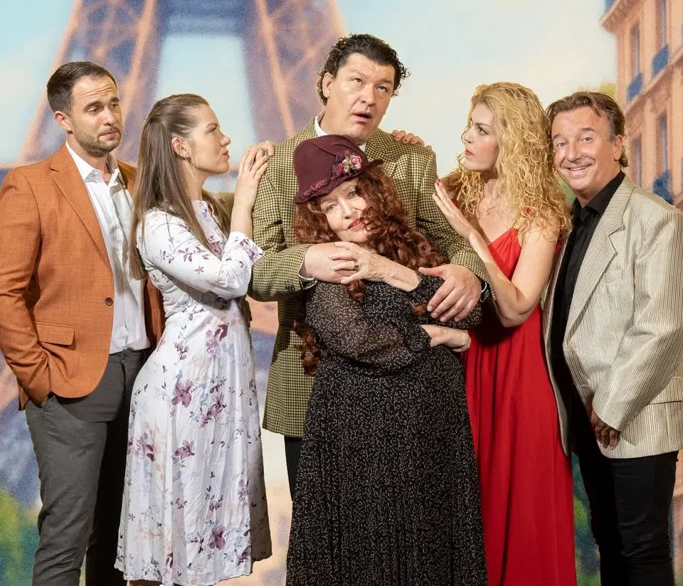 Randevú Párizsban, avagy Kellemes húsvéti ünnepeket! vígjáték két részben