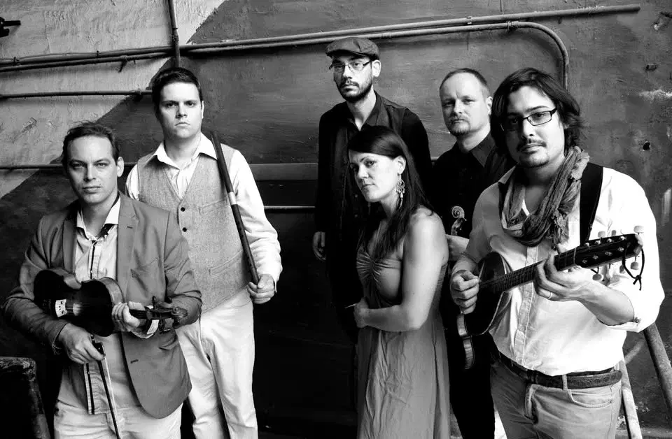 Buda Folk Band: FŐNIX | Kobuci Kert