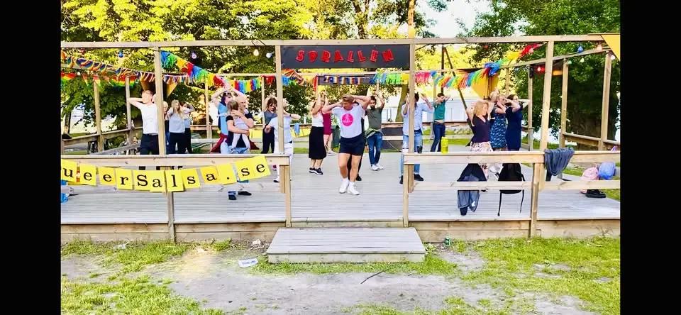 Sprallen PRIDE edition: Salsa & Bachata i solen! đłïžâđđ