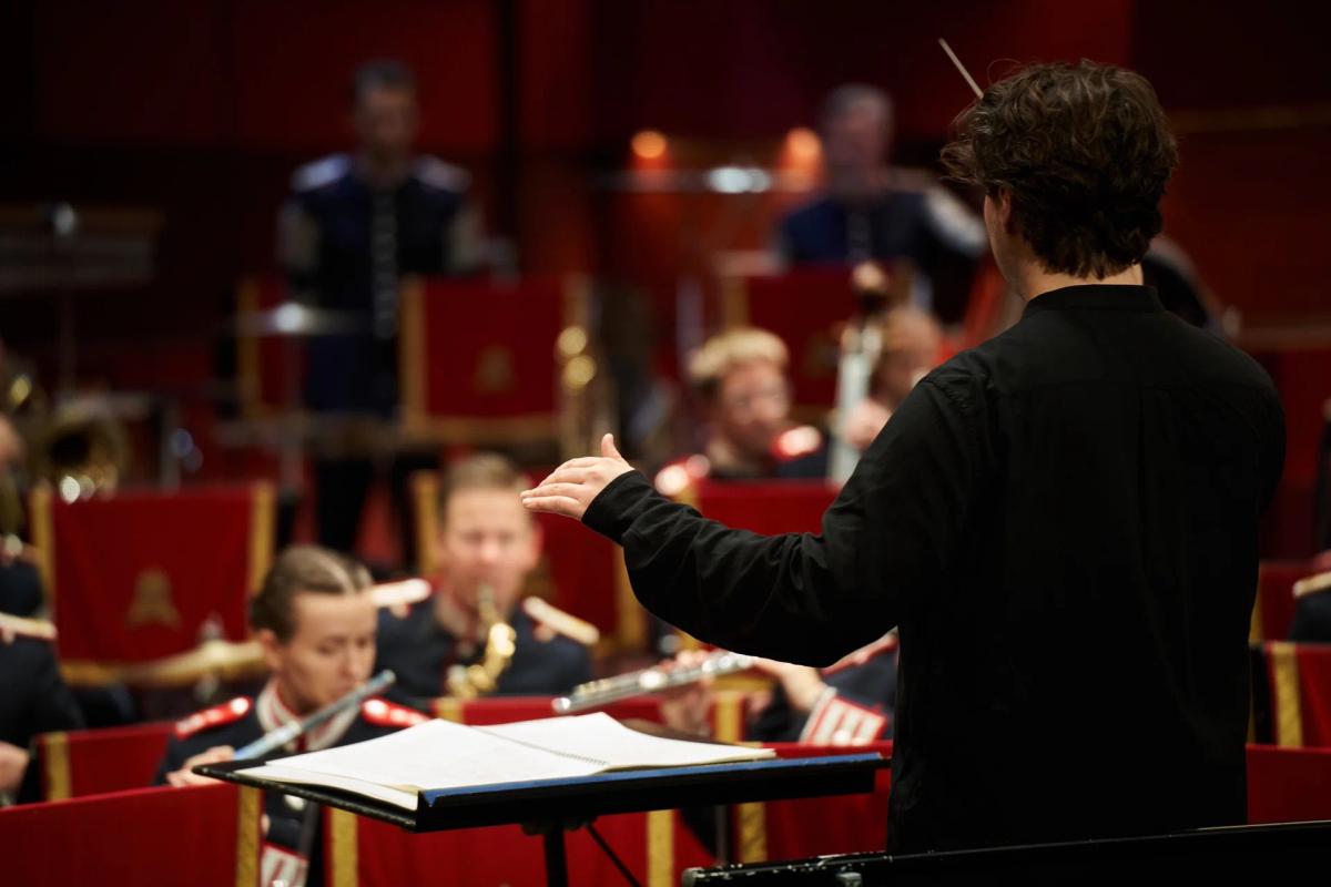 Arméns musikkår dirigeras av KMH-studenter