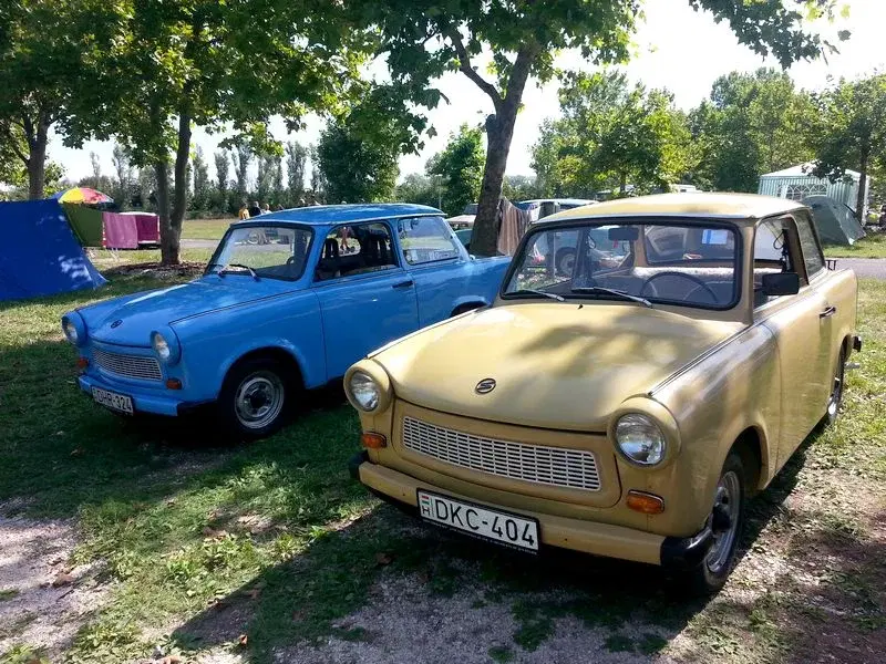 Kormányváltás Trabanttal majd rave party a Kossuth téren