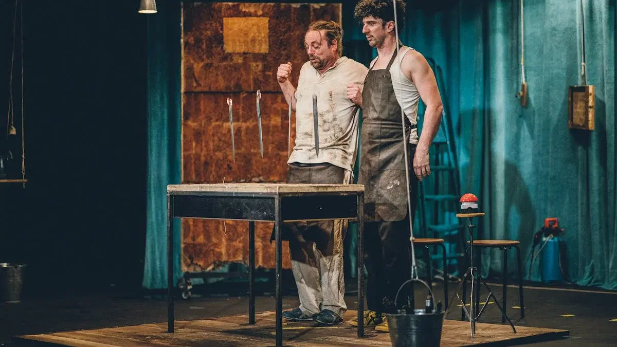 Us - Samtidscirkus, knivkastning og objektmanipulation