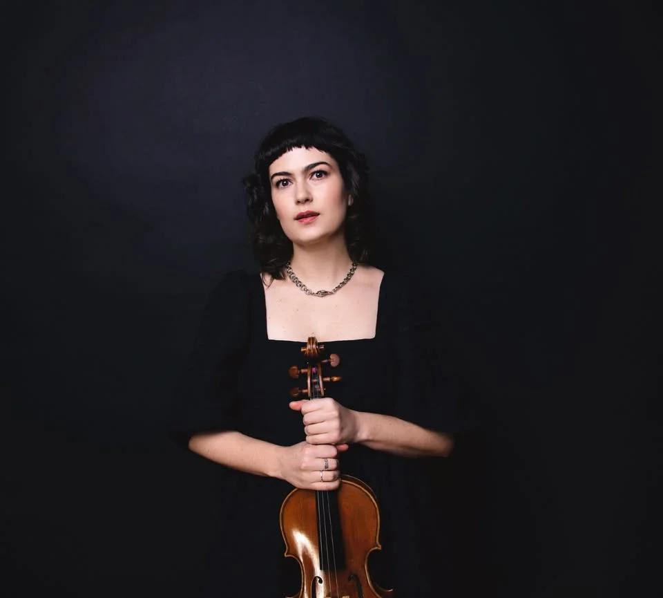 Musikgudstjänst med den amerikanska violinisten Maya Bennardo