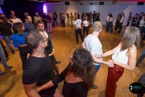 đ iDance on Sundays - Salsa & Bachata Social