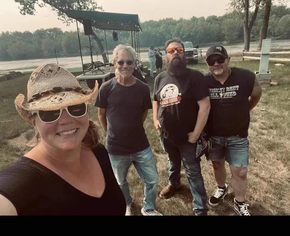 Live music featuring Janna and the Junk Yard Dawgs