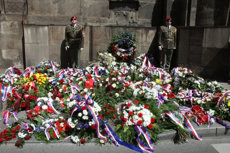 Pietní vzpomínka u Národního památníku hrdinů heydrichiády v Resslově ulici