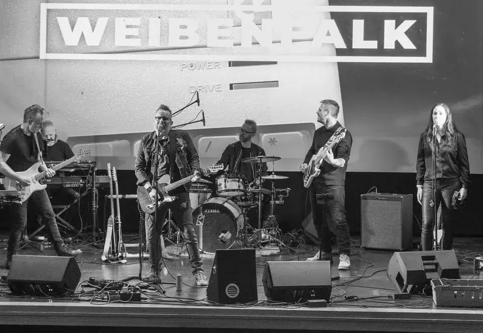 WEIBENFALK LIVE I ÄPPELODLINGEN