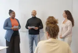 Träna svenska - på nivå SFI D och uppåt