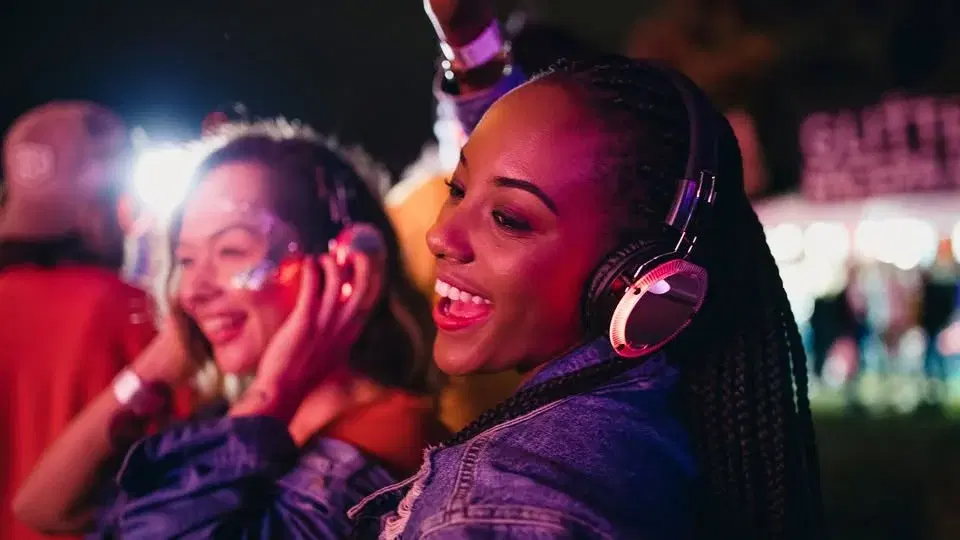 Party on the Platform đșđ¶