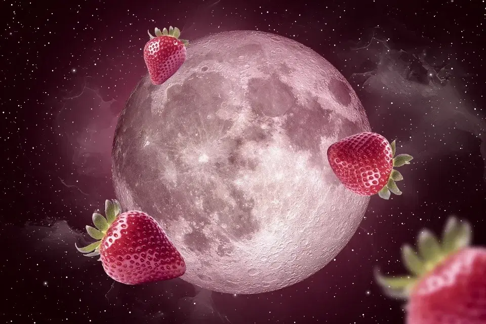 đ Under the Strawberry Moon: Virginia Beach Boardwalk Walk đâš