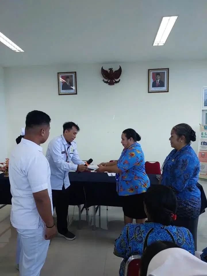 penyerahan Mahasiswa Akademi Keperawatan