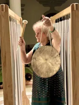 Kozmikus gong utazás Halinával( HaLuna) tibeti szerzetes, Ősi gyógymódok mestere