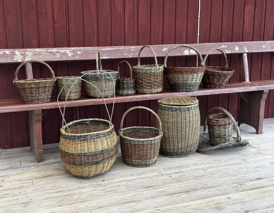 Helgkurs i korgflätning i Roslagen – rund korg på kryssbotten med handtag