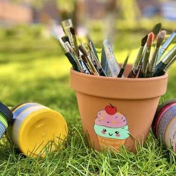 🎨 Skaparverkstad: Måla din kruka – Sommarglädje & Kreativitet! 🪴